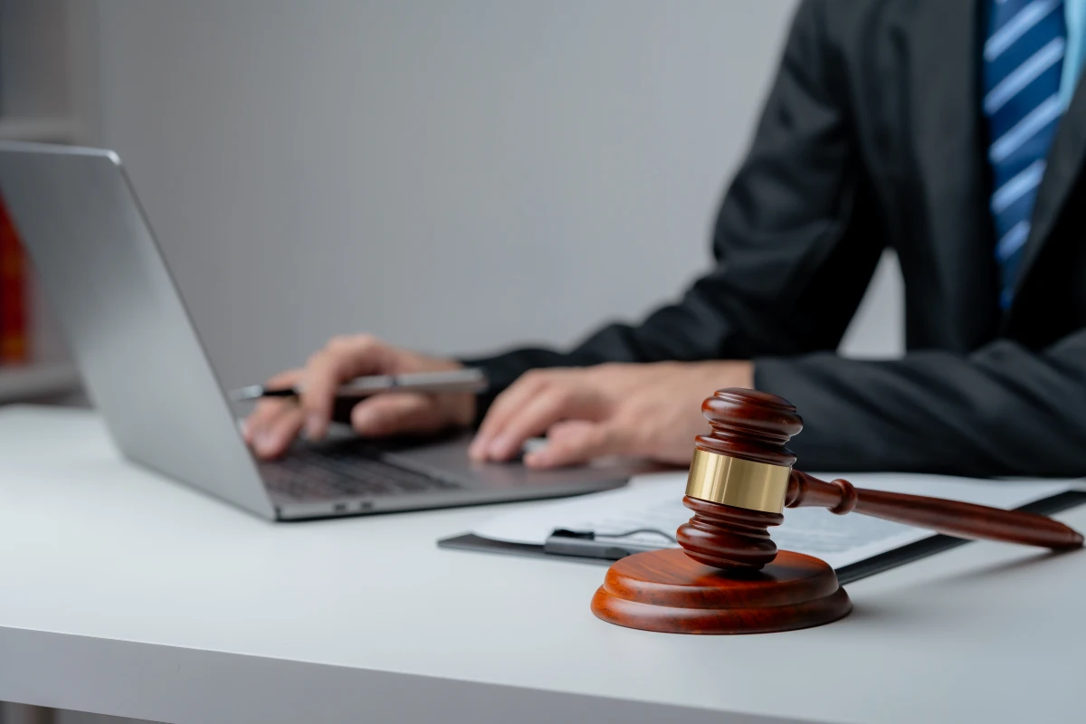 Effacer une condamnation du casier judiciaire : comprendre les démarches et les enjeux
